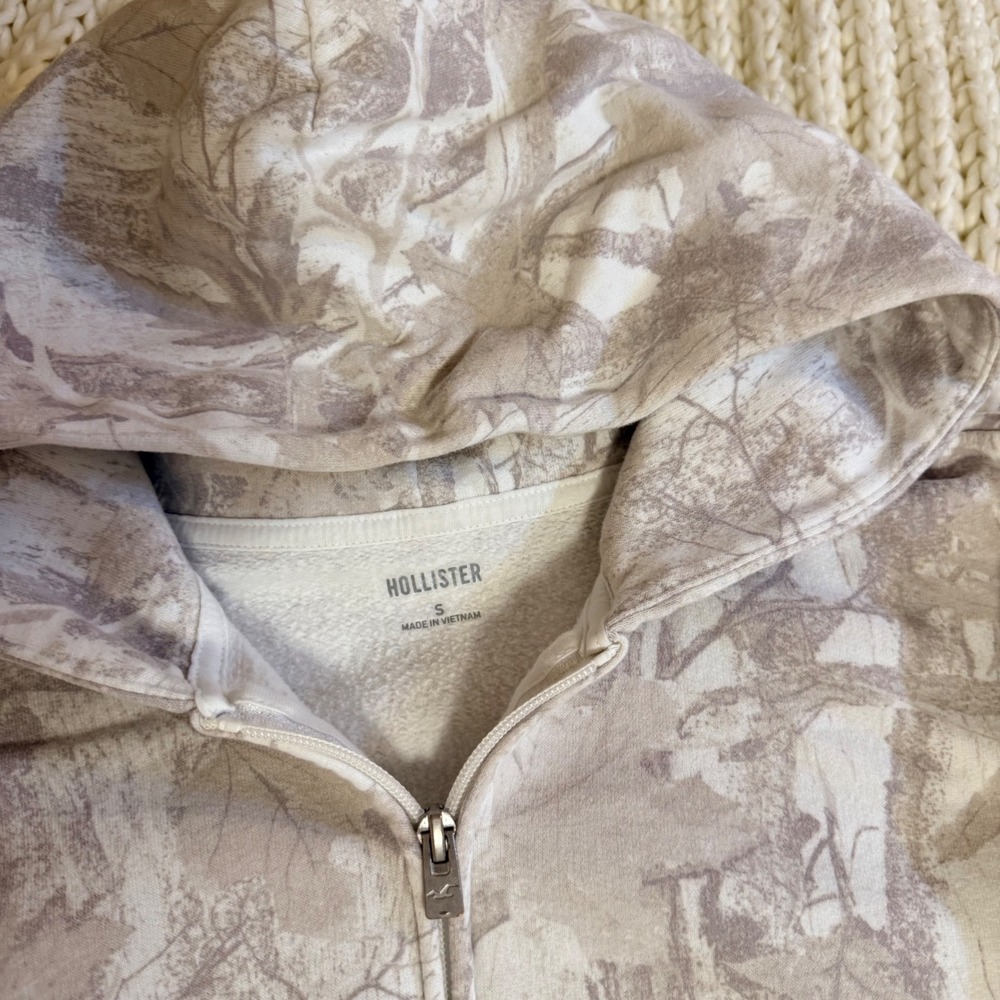 Hollister Womens Cropped Zip Up Hoodie Tan Cream Camo Leaf Print Fleece Small - Picture 2 of 5